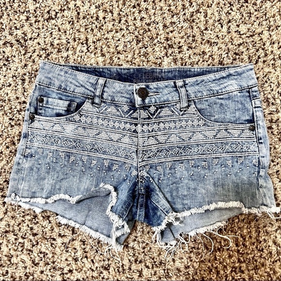 Celebrity Pink Embroidered distressed frayed hem Hi Rise Shortie Shorts size 5 - Picture 1 of 9